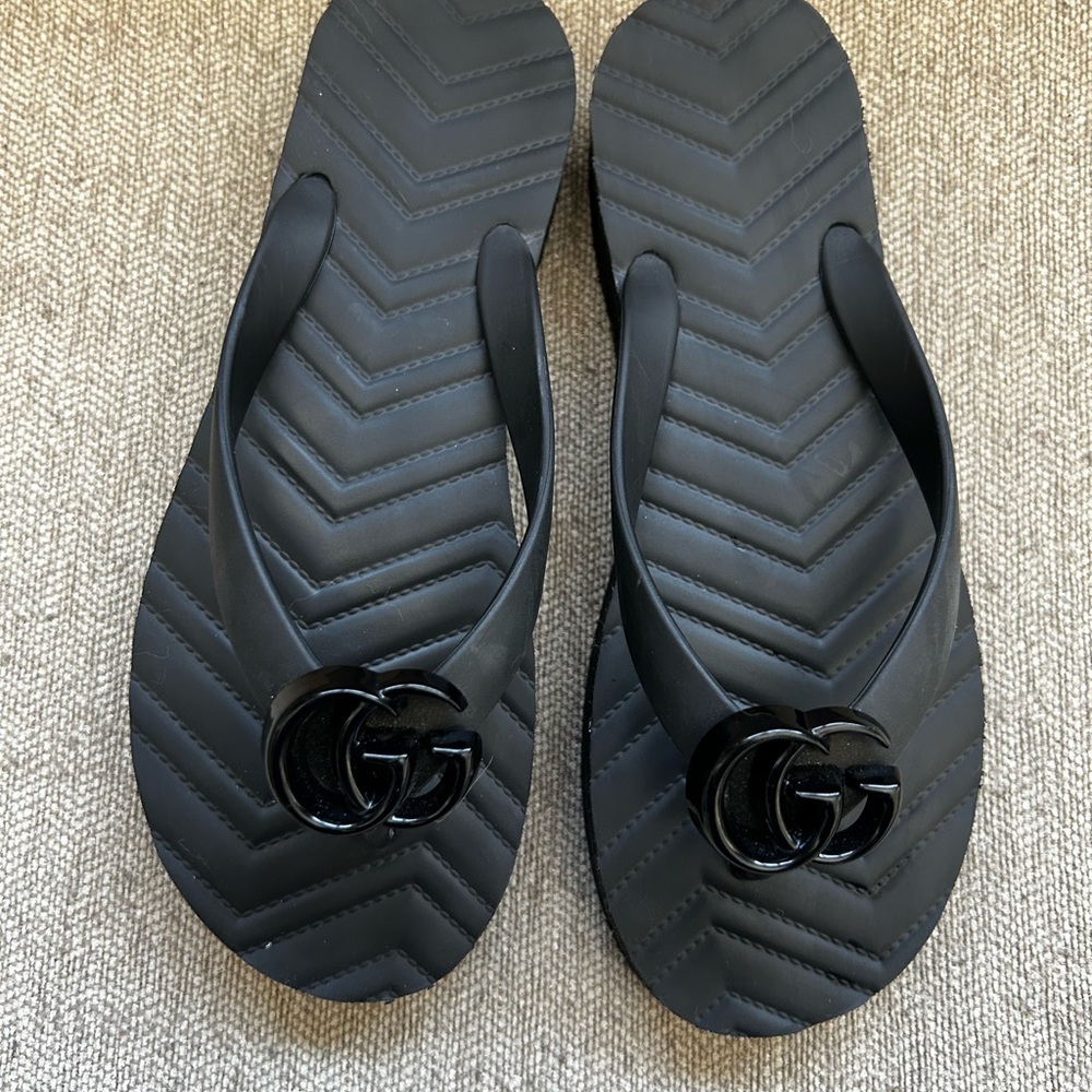 Gucci Black Flip Flops with Logo